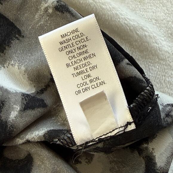 Banana Republic Abstract Flutter Sleeve Blouse Minimalist Black White Work Top - Picture 10 of 11